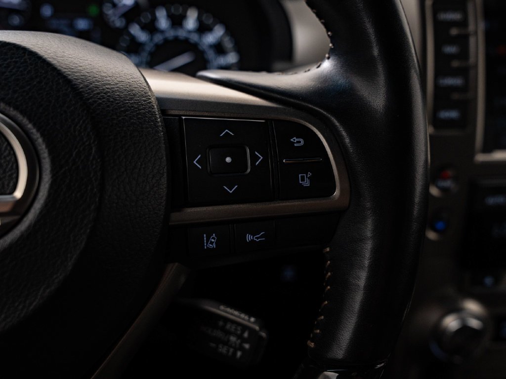 Used 2021 Black Lexus 460 image 28