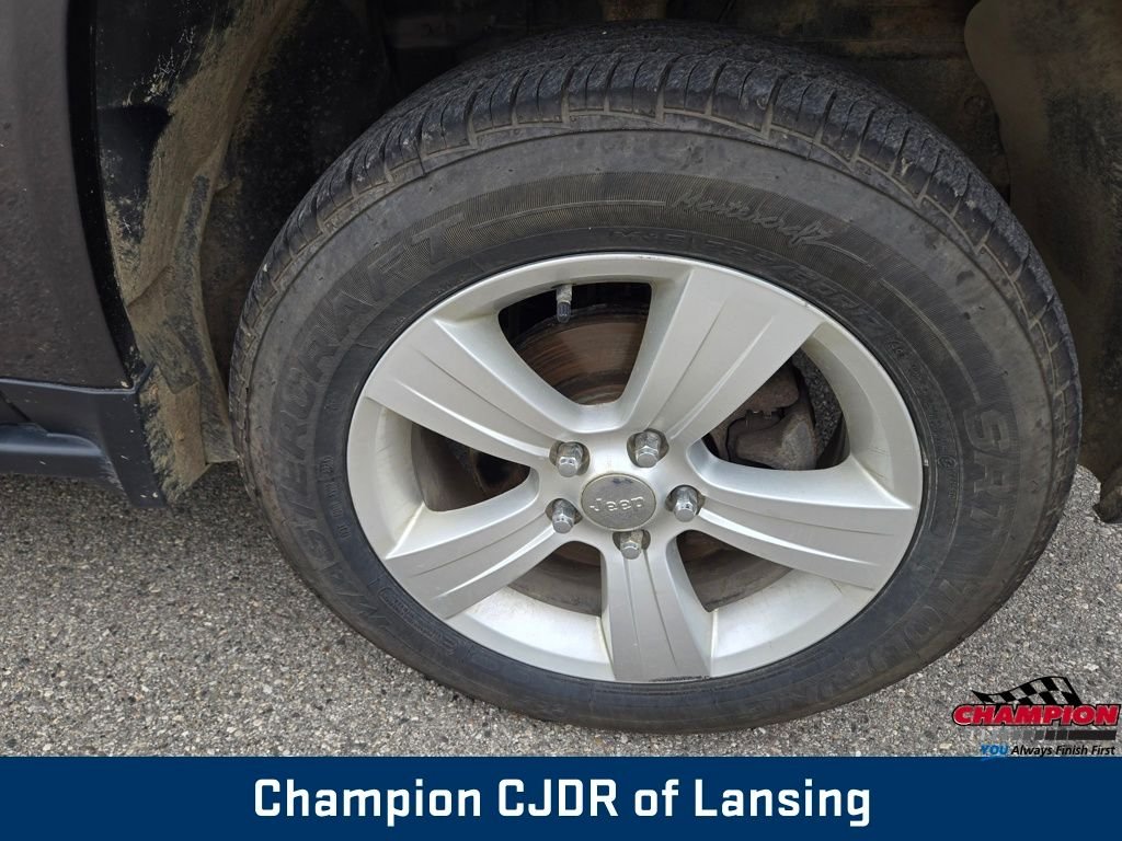 Used 2014 Granite Crystal Metallic Clearcoat Jeep Latitude image 14