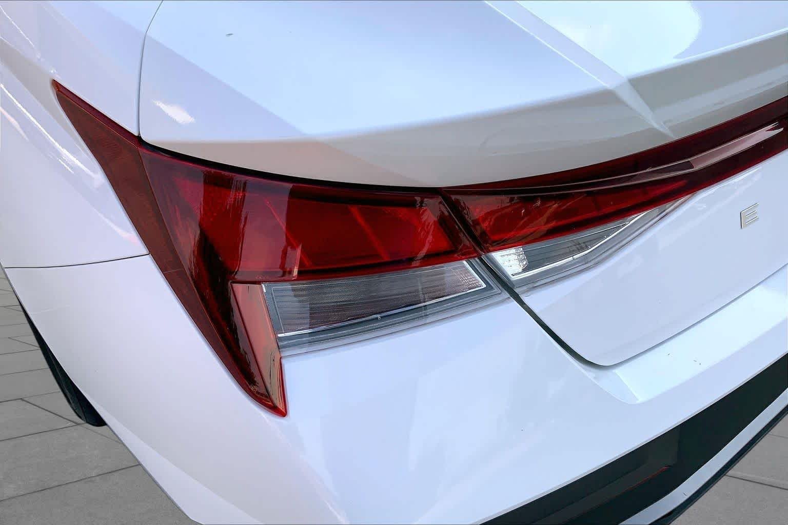Used 2025 Serenity White Hyundai SE image 27