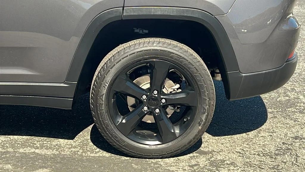 Used 2023 Gray Jeep Altitude X image 7