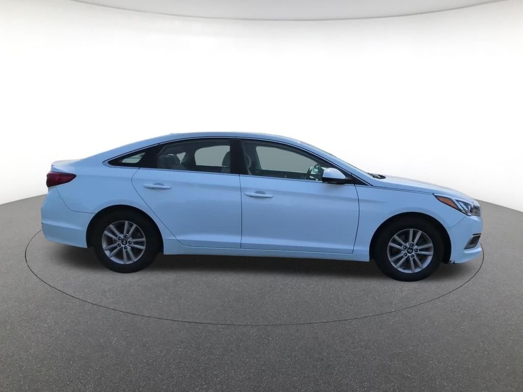 Used 2017 White Hyundai Base image 5