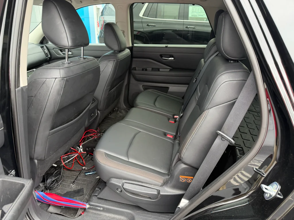 Used 2022 Black Nissan SL 4WD image 9