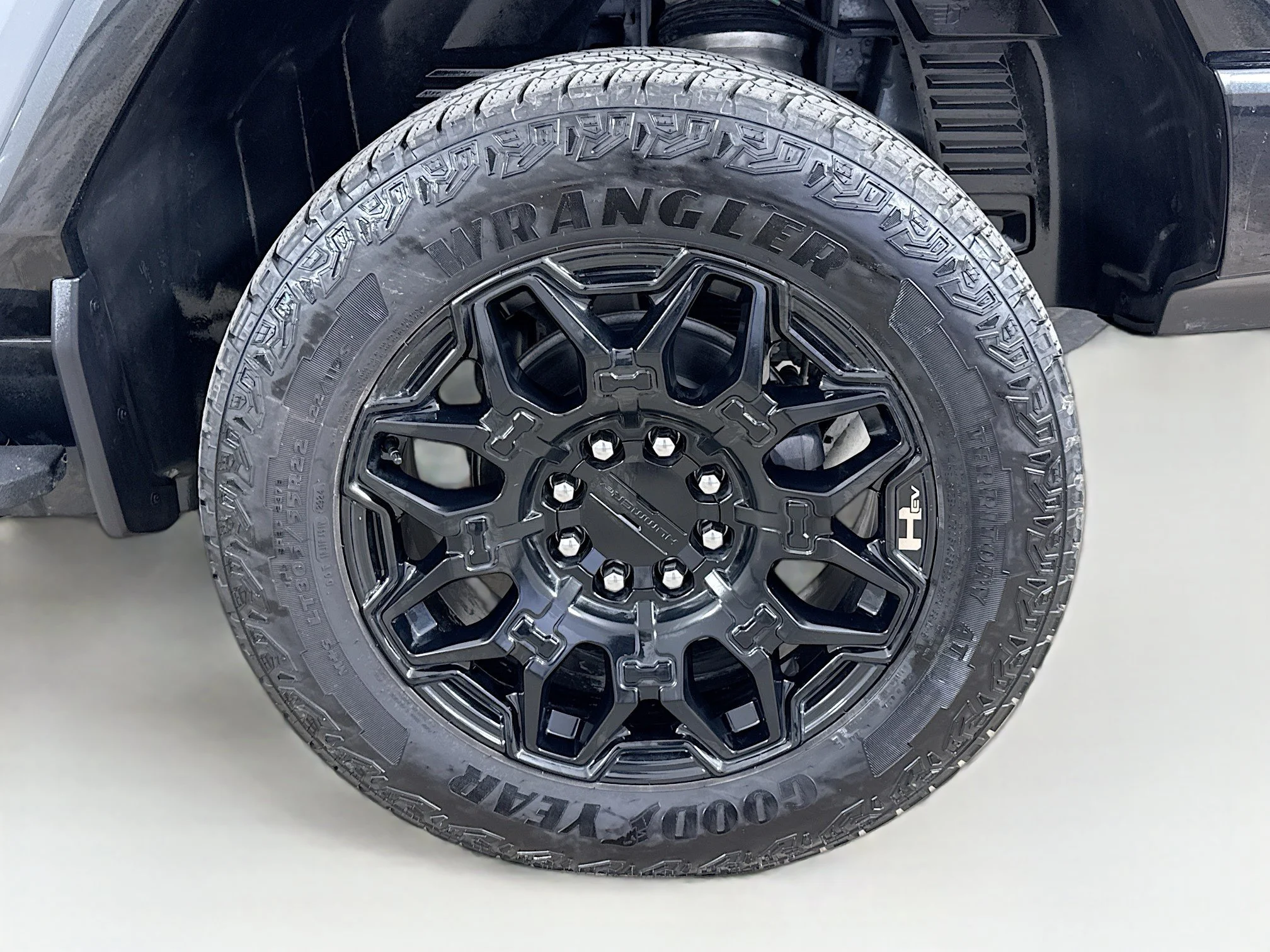 Used 2025 Meteorite Metallic (Grey) GMC 2X image 34