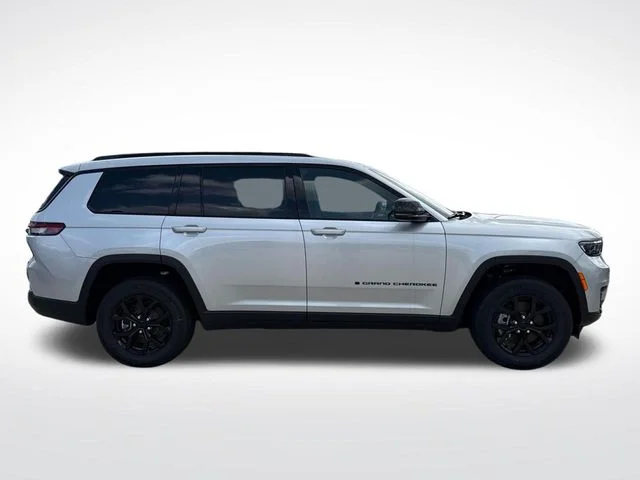 New 2025 Silver Jeep Altitude X image 24
