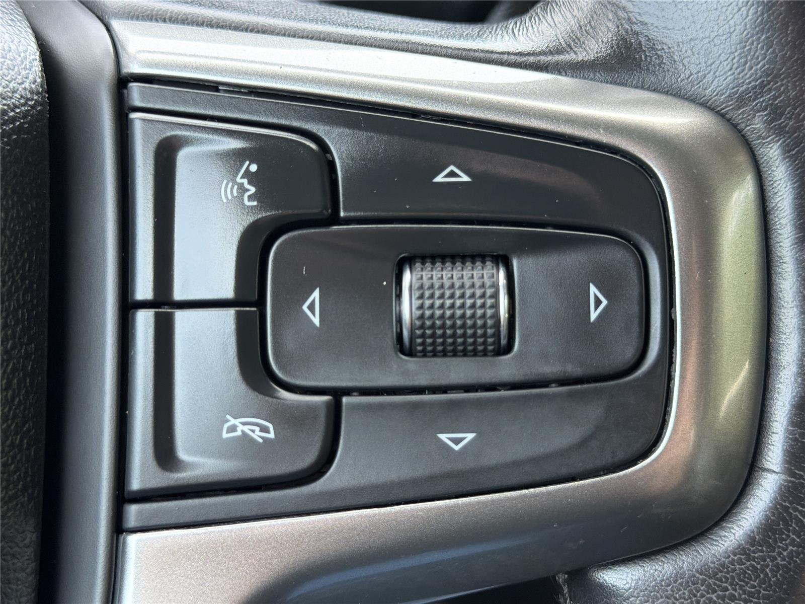 Used 2020 Iridescent Pearl Tricoat Chevrolet LT image 9