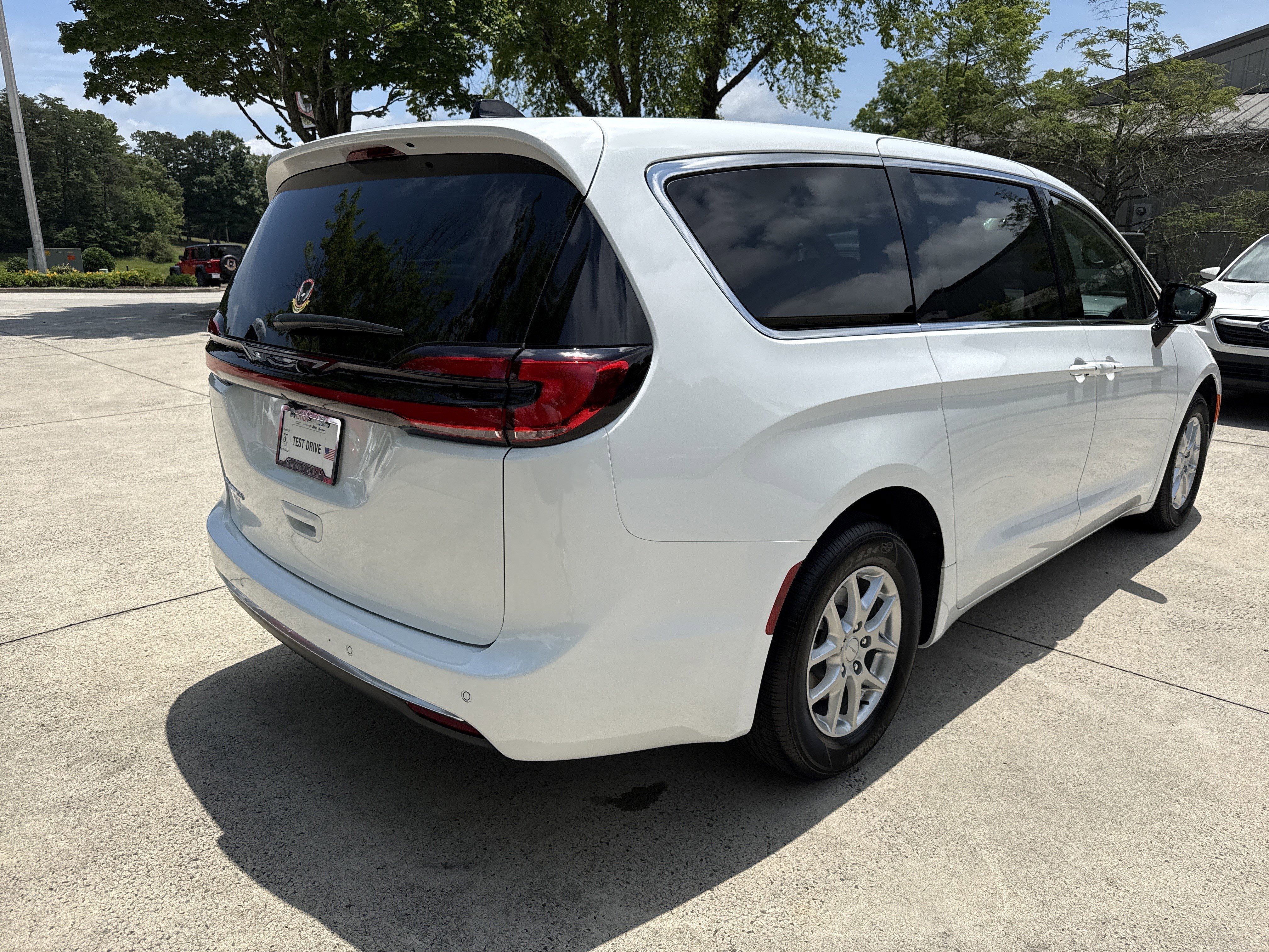 New 2027 Bright White Clear-Coat Exterior Paint Chrysler Select image 7