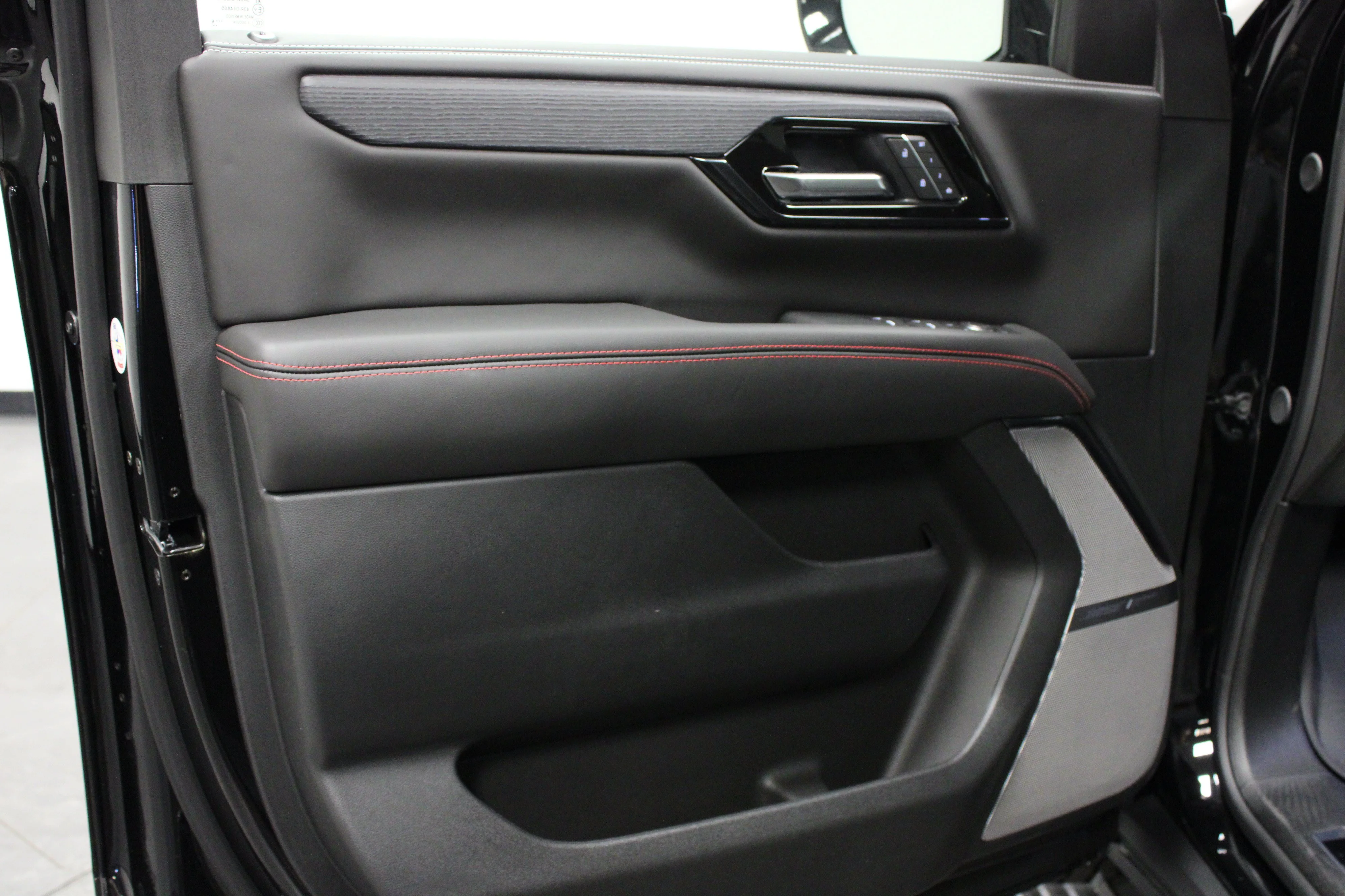 2026 GMC Yukon AT4 Ultimate - Photo 10