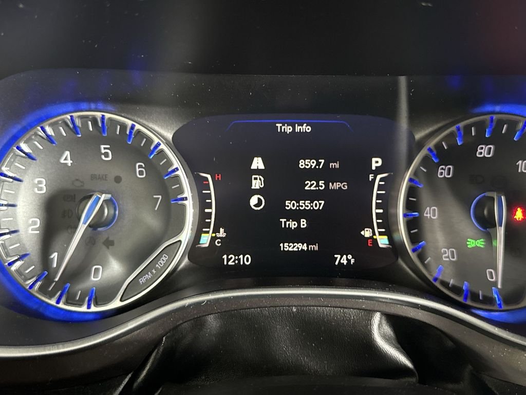 Used 2018 Bright White Clearcoat Chrysler Limited image 25