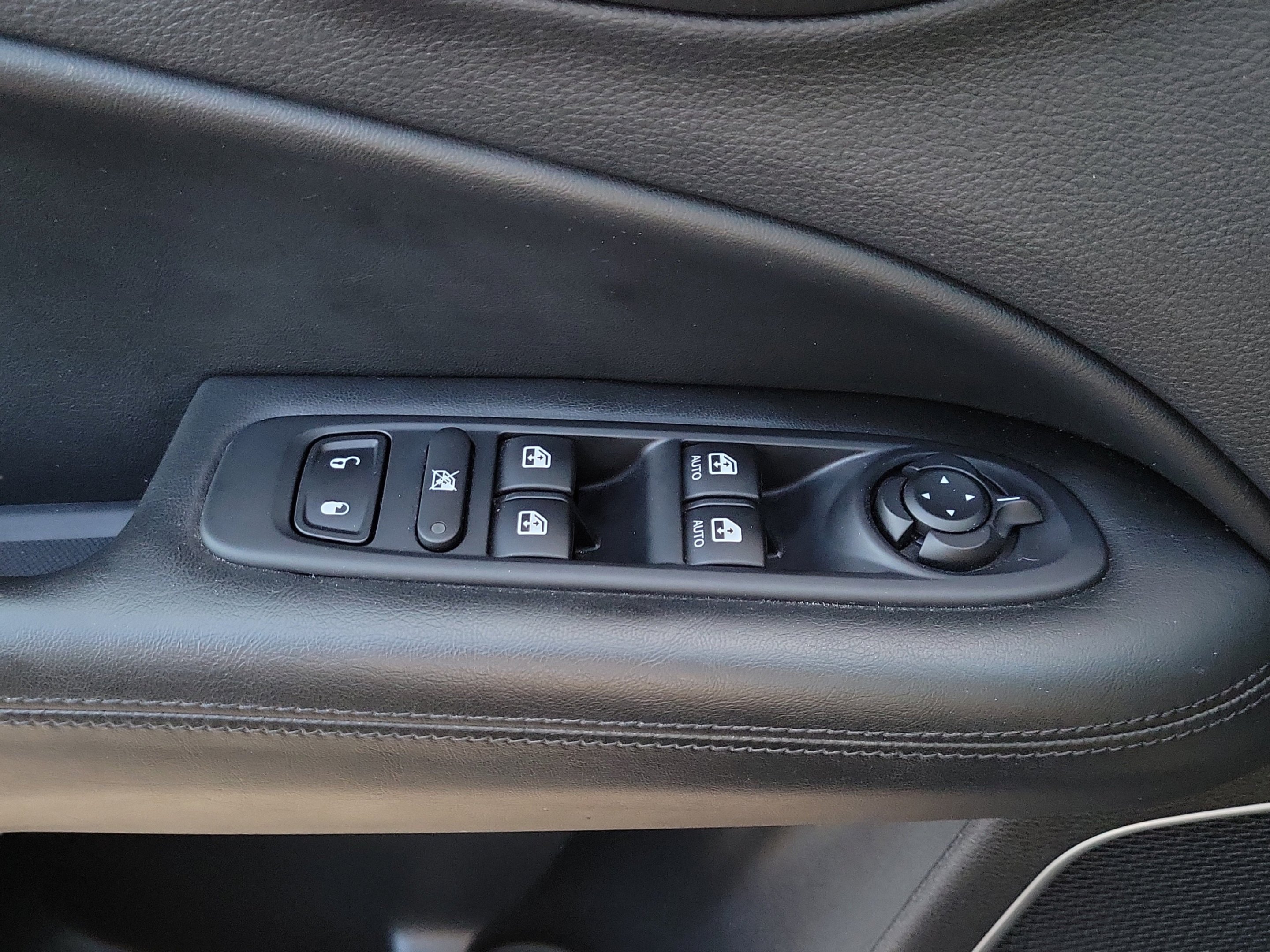 Used 2021 Granite Crystal Metallic Clearcoat Jeep Latitude image 26