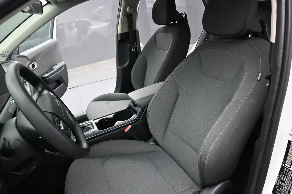Used 2025 White Kia LXS image 18