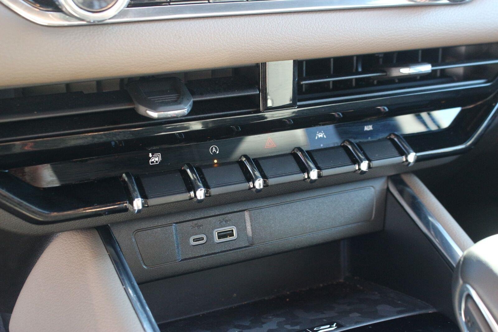 Used 2024 Onyx Black GMC Denali image 26