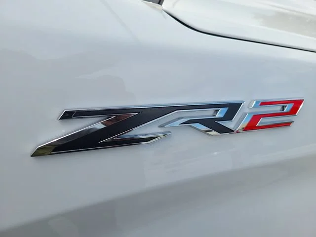 New 2026 Summit White Chevrolet ZR2 image 31