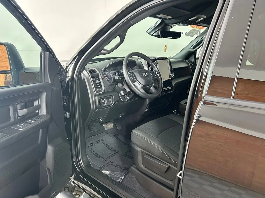 New 2026 Diamond Black Crystal Pearl-Coat Exterior Paint RAM Tradesman image 6
