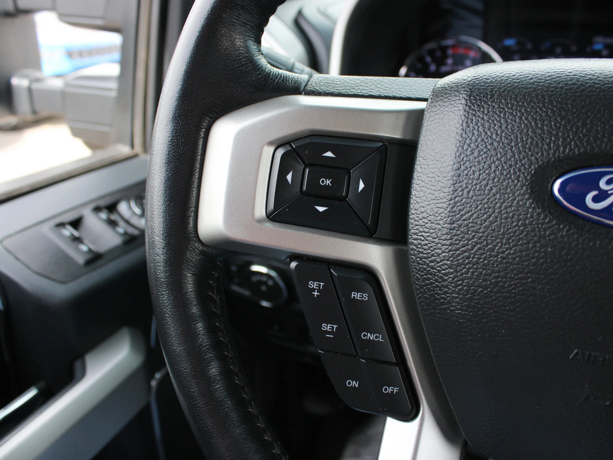 Used 2022 White Ford LARIAT * V8 Diesel | Heated/Vented Seats | Tonneau Cover | Apple CarPlay | Remote Start image 16