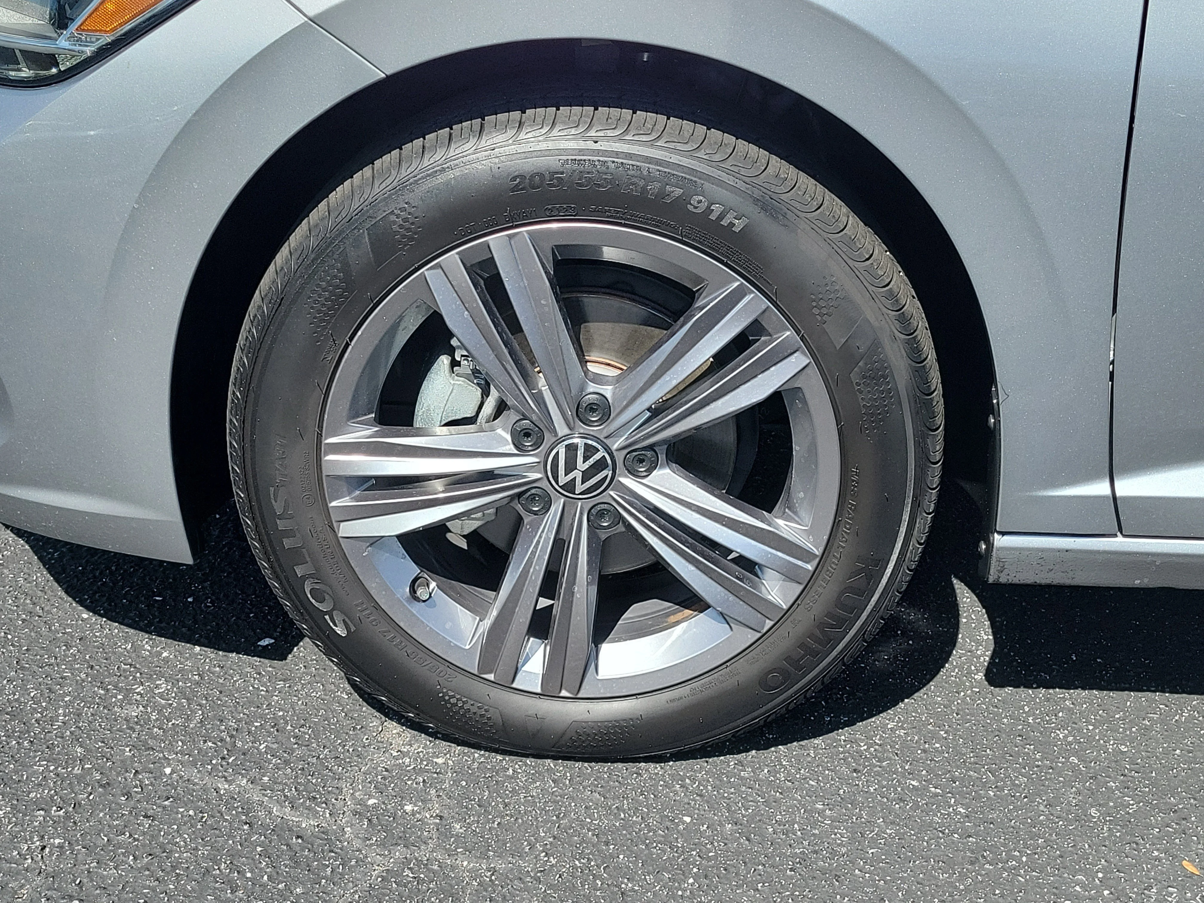 Certified Used 2023 Silver Volkswagen 1.5T SE image 29