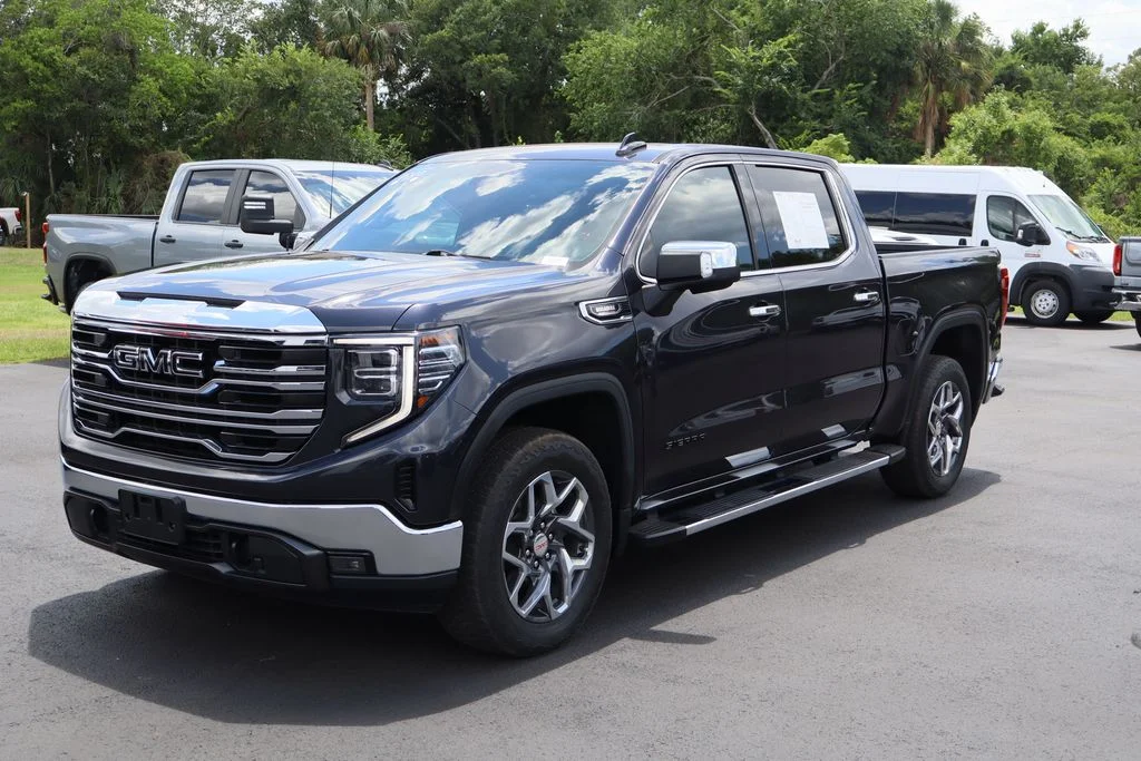 Used 2023 Silver GMC SLT image 5