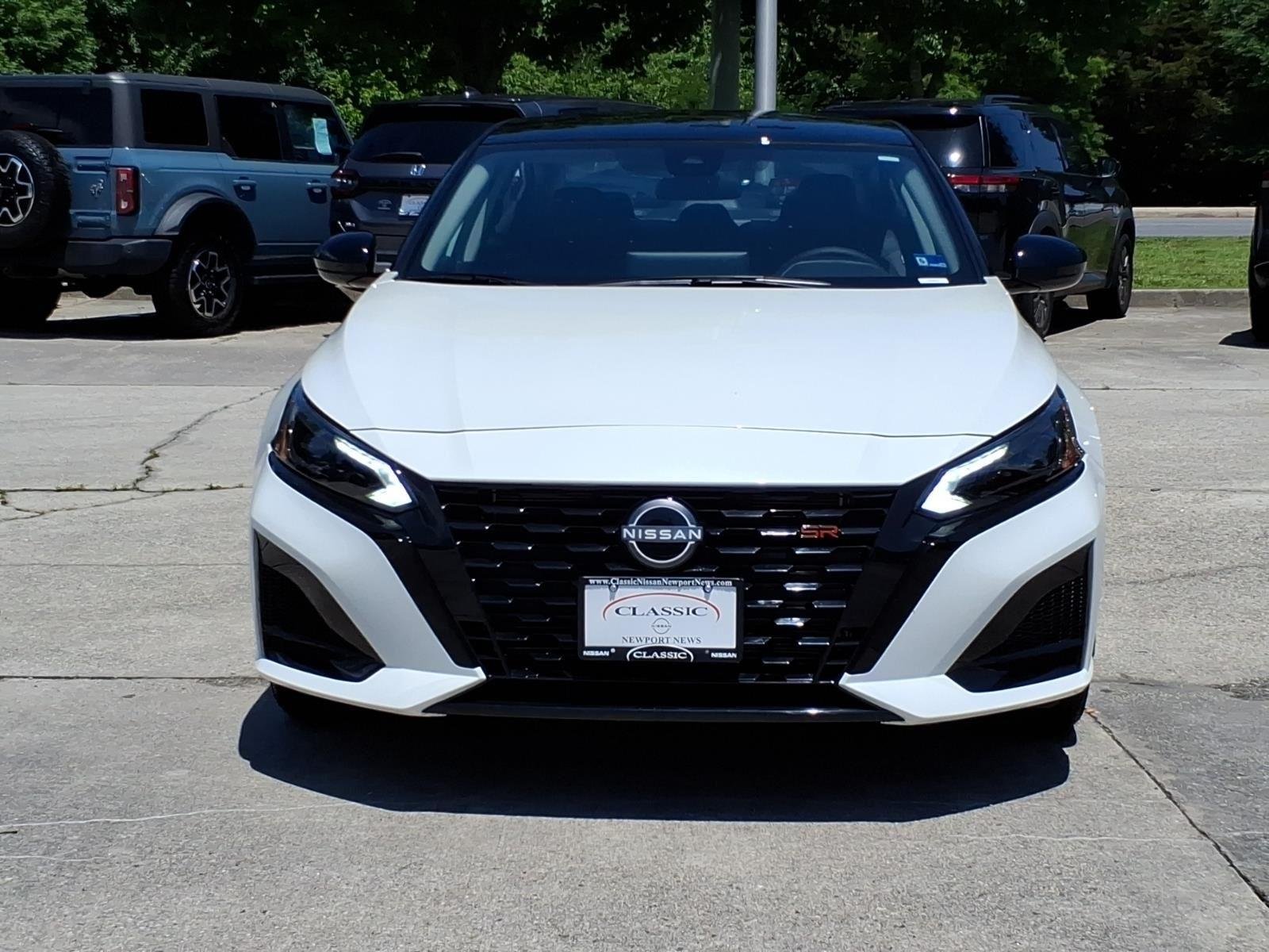 New 2026 Pearl White TriCoat / Super Black Two-tone Nissan SR image 2
