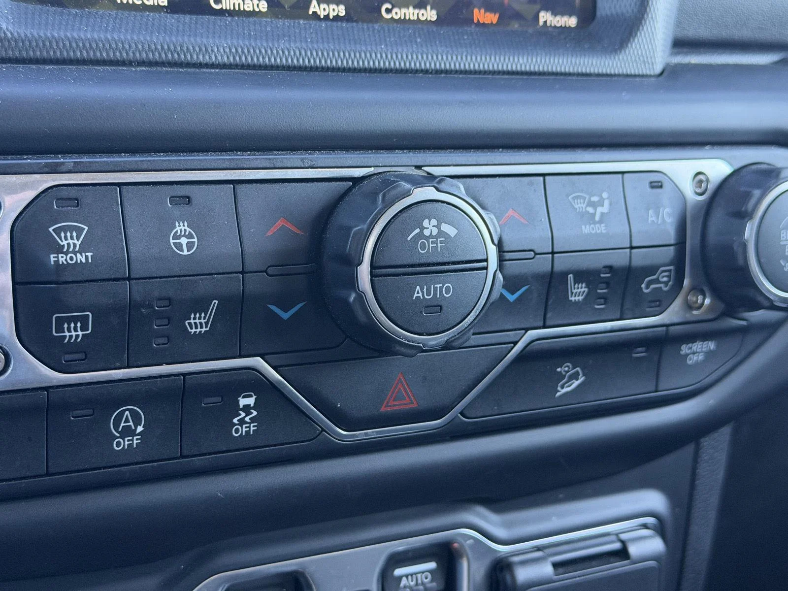 Used 2019 Hellayella Jeep Sahara image 8