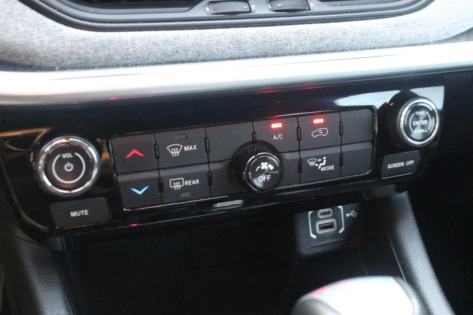 Used 2024 White Jeep Latitude image 24