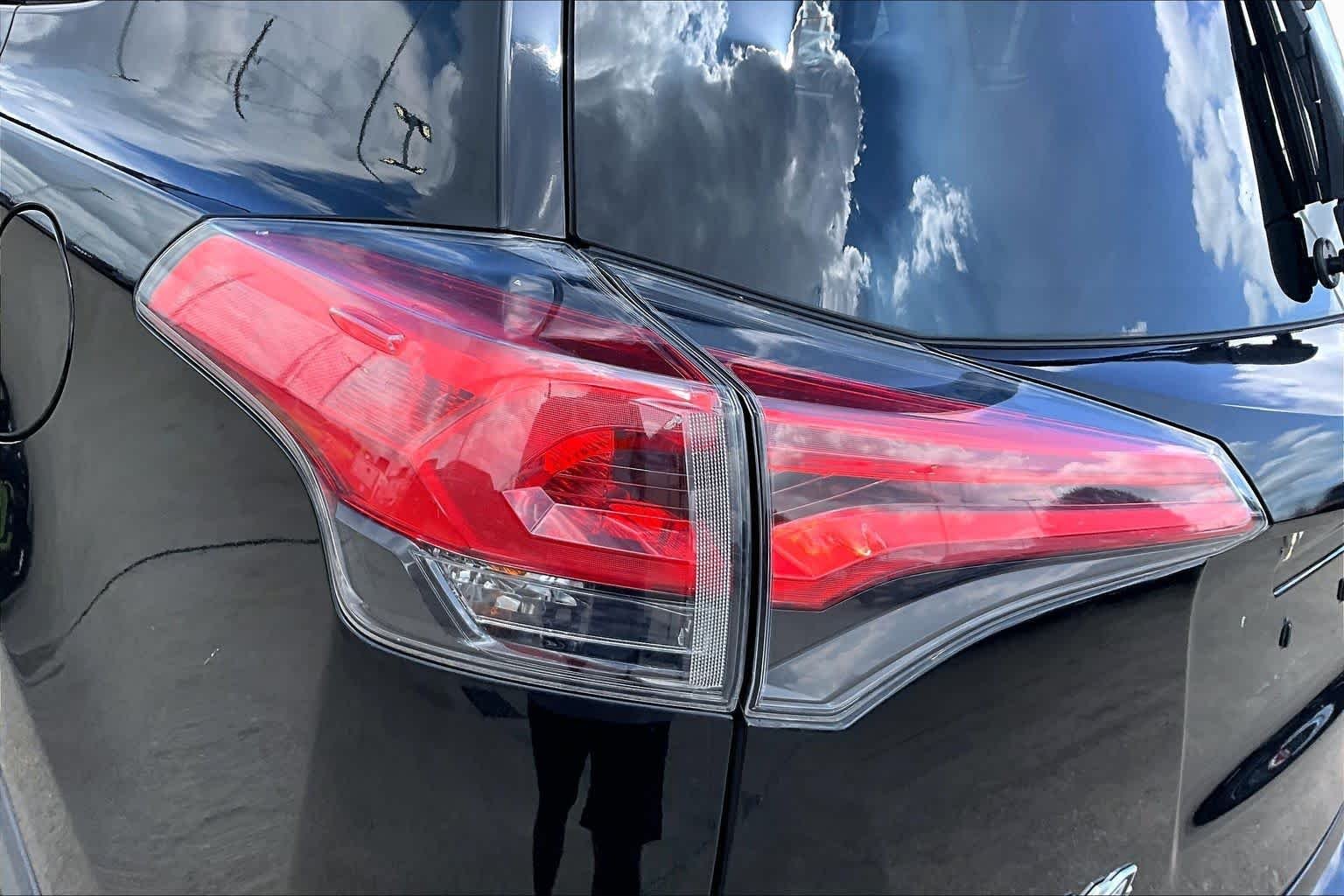 Used 2018 Black Toyota XLE image 29