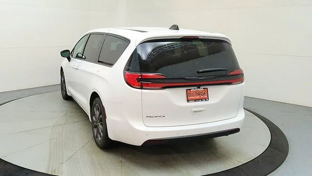 New 2026 Bright White Clear-Coat Exterior Paint Chrysler Select image 8