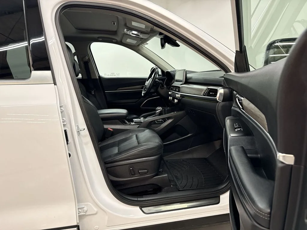 Used 2021 White Pearl Kia SX image 16