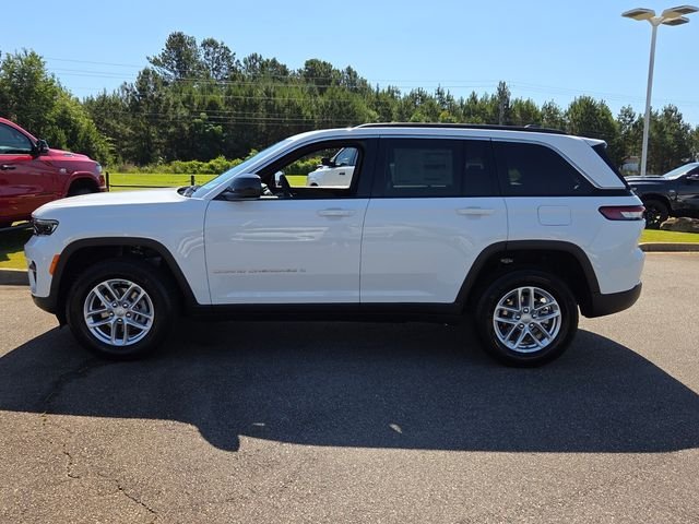 New 2026 Bright White Clear-Coat Exterior Paint Jeep Laredo image 5
