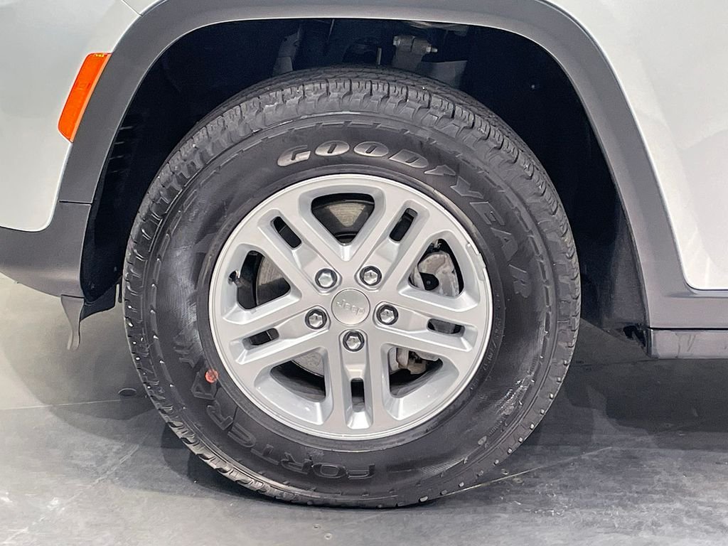 Used 2023 Silver Jeep Laredo image 16