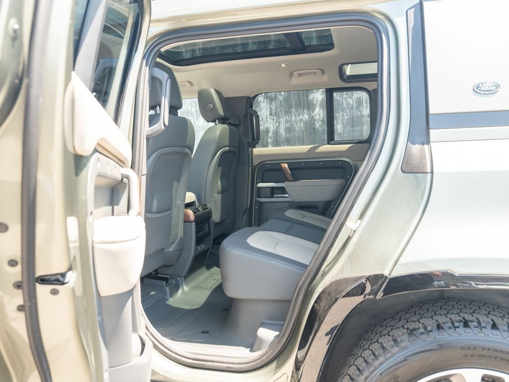 Used 2024 Green Land Rover X-Dynamic SE image 34