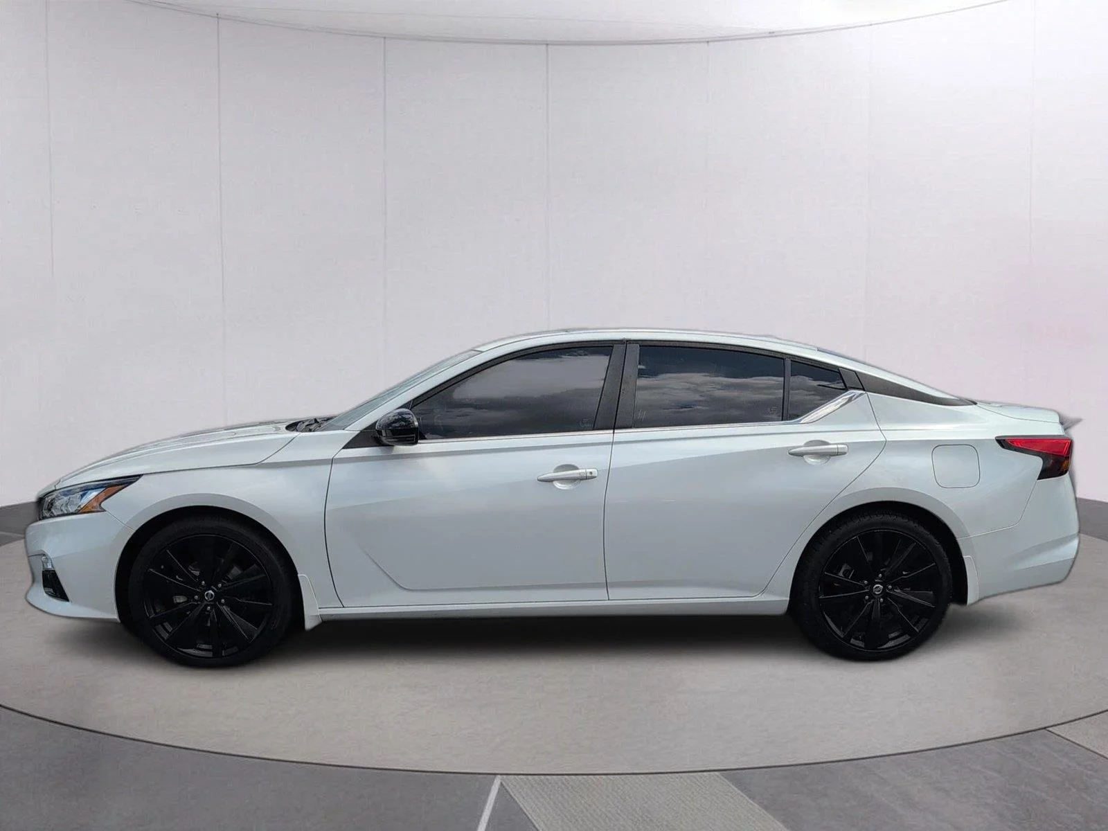 Used 2022 Pearl White TriCoat Nissan 2.5 SR image 2