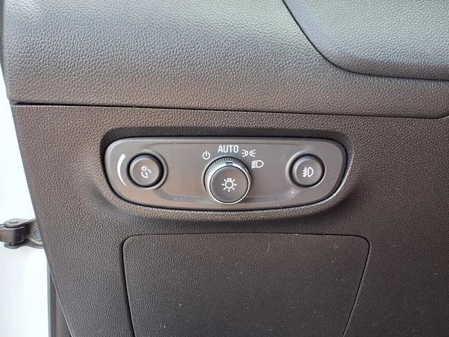Used 2021 SUMMIT WHITE Buick Select image 12