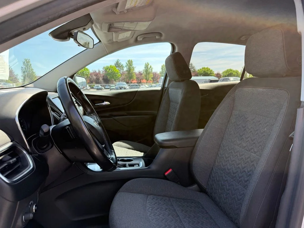 Used 2022 Silver Ice Metallic Chevrolet LT image 9