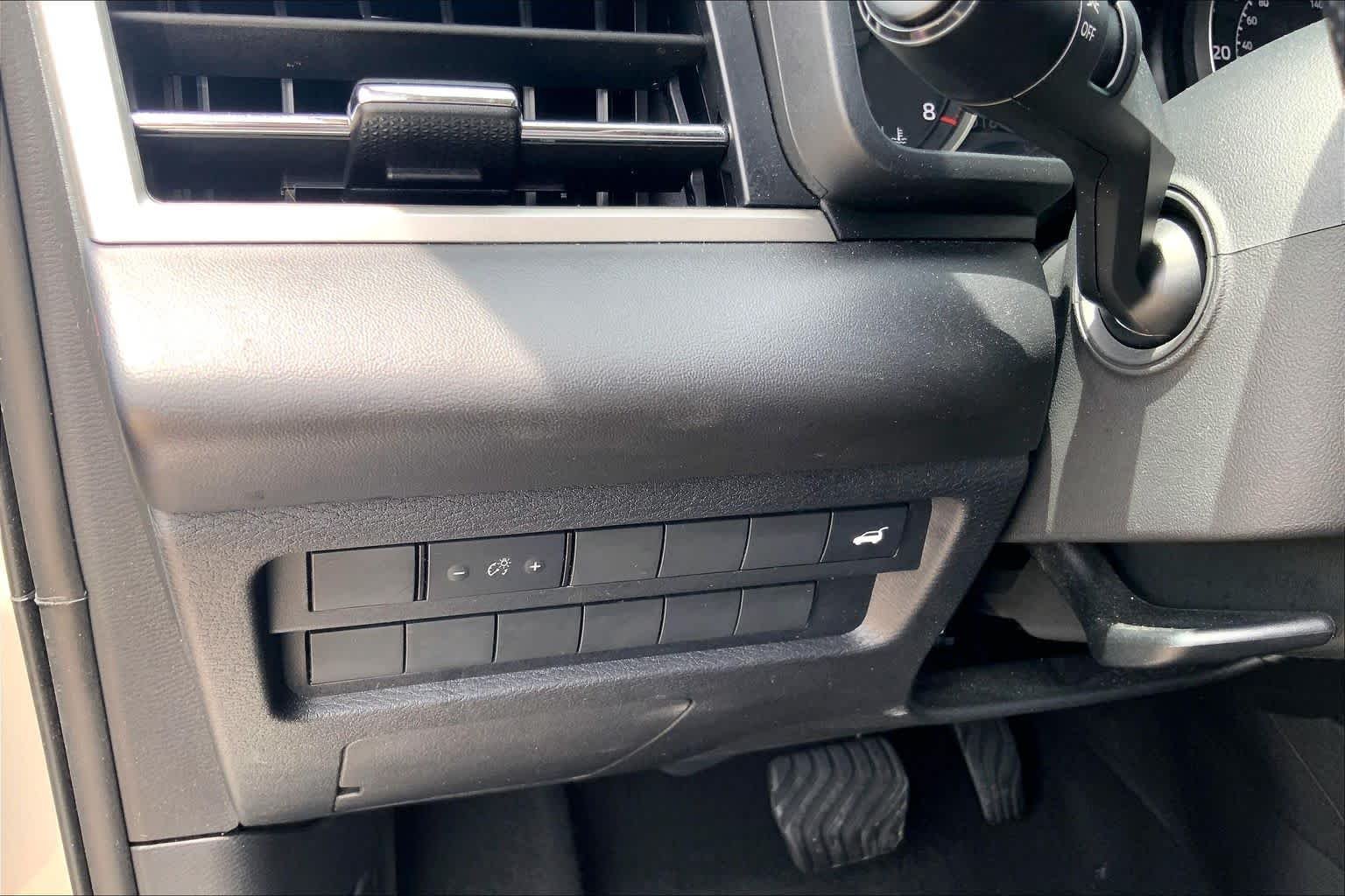 Used 2025 Alloy Silver Metallic Mitsubishi SE image 33