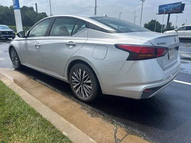 Used 2025 Silver Nissan 2.5 SV image 6