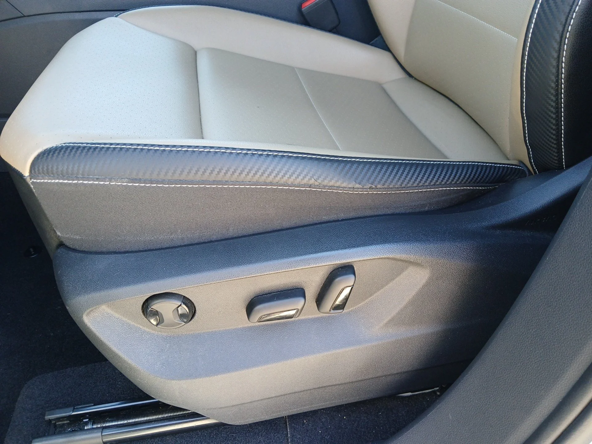 Used 2023 Pure White Volkswagen 2.0T SE w/Technology image 19