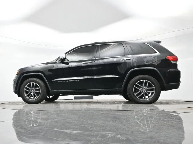 Used 2017 Diamond Black Crystal Pearlcoat Jeep Limited image 12