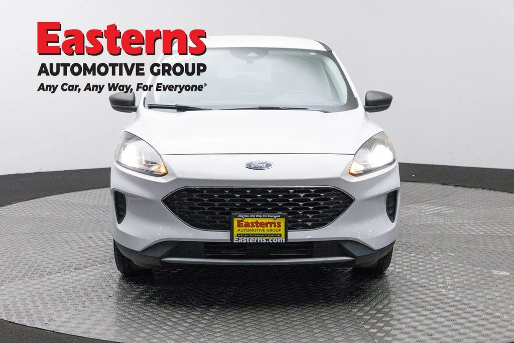 Used 2022 White Ford SE image 2