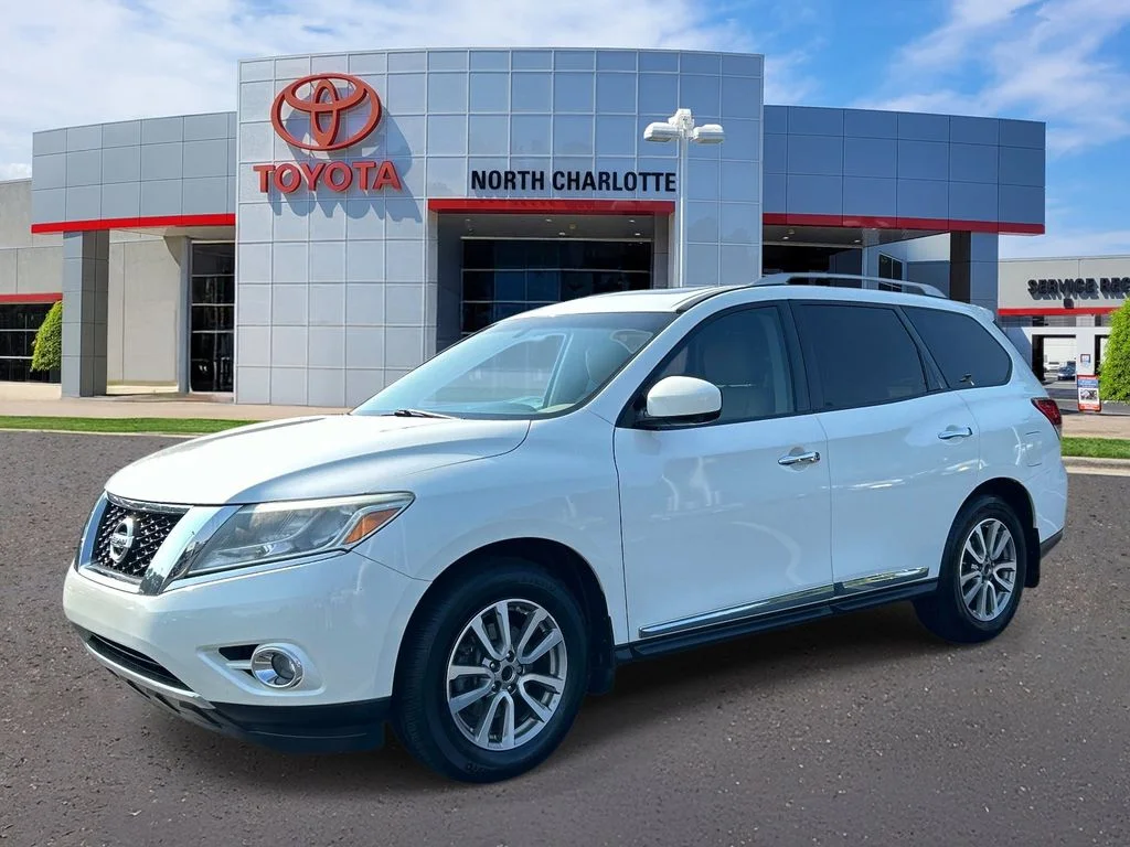 Used 2015 White Nissan SL image 3