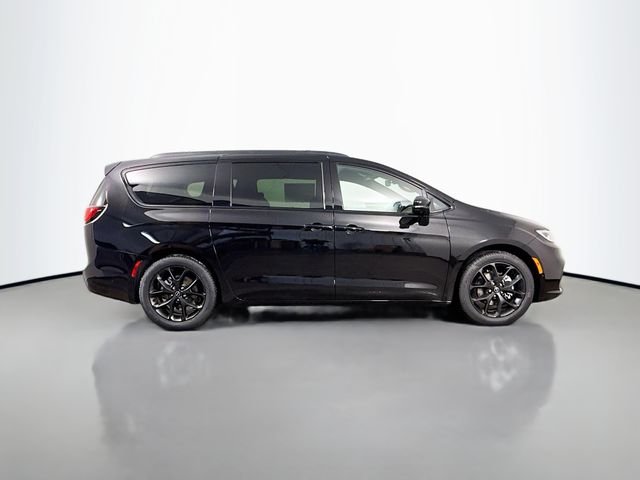 New 2026 Diamond Black Crystal Pearl-Coat Exterior Paint Chrysler Select image 8
