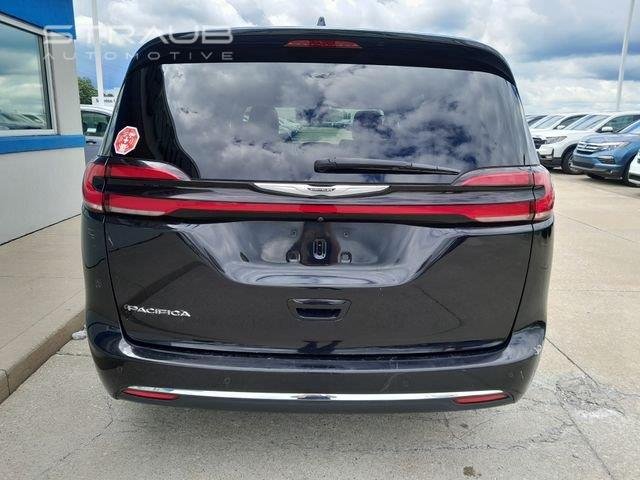 Used 2022 Brilliant Black Crystal Pearlcoat Chrysler Touring L image 6