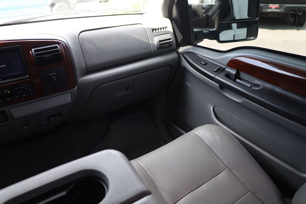 Used 2005 White Ford Lariat image 20