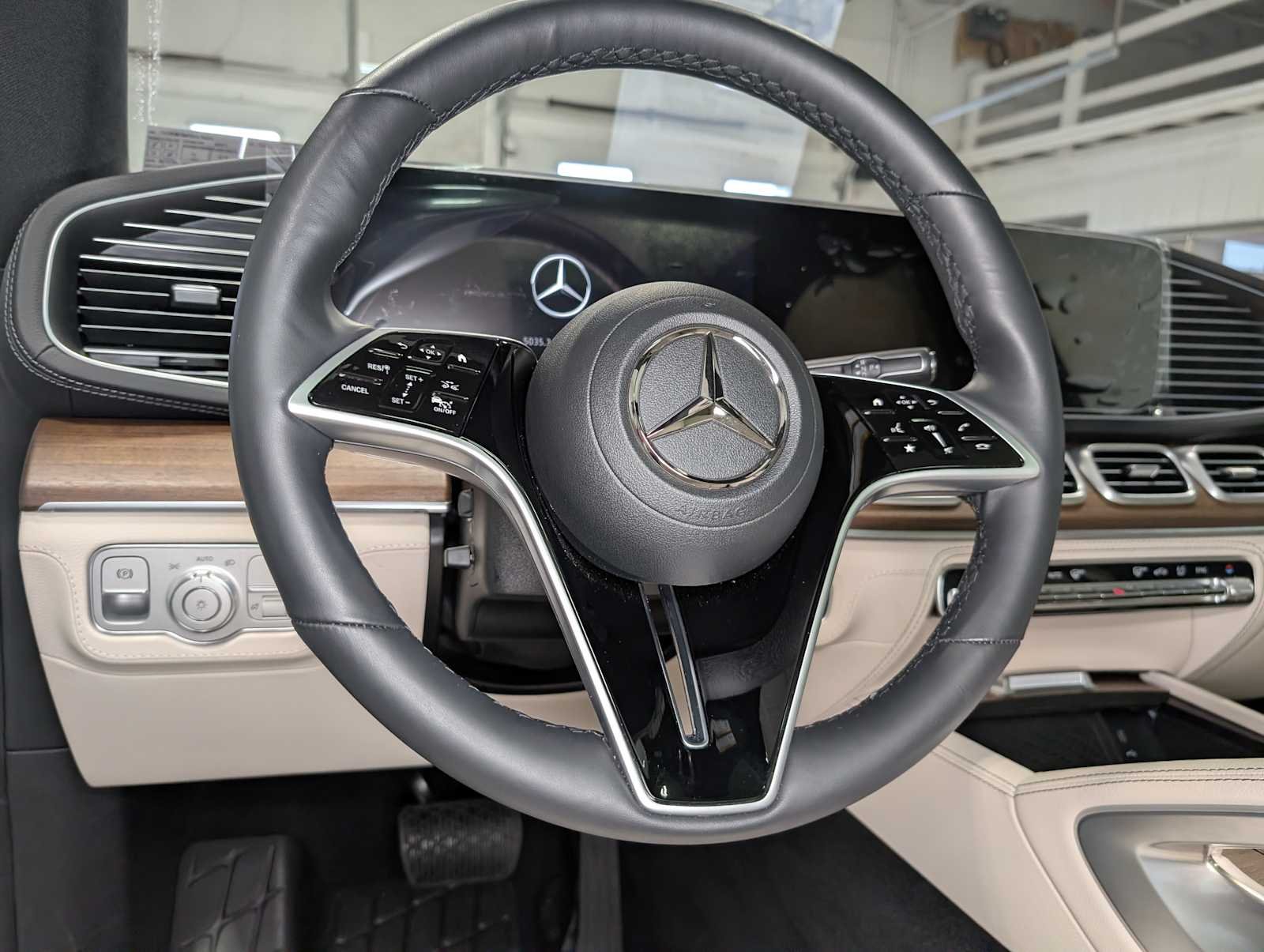 Certified Used 2026 MANUFAKTUR Moonlight White Metallic Mercedes-Benz GLE 580 image 34