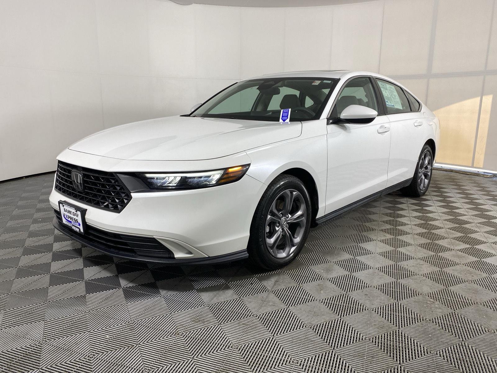 Used 2024 Platinum White Pearl Honda EX image 3