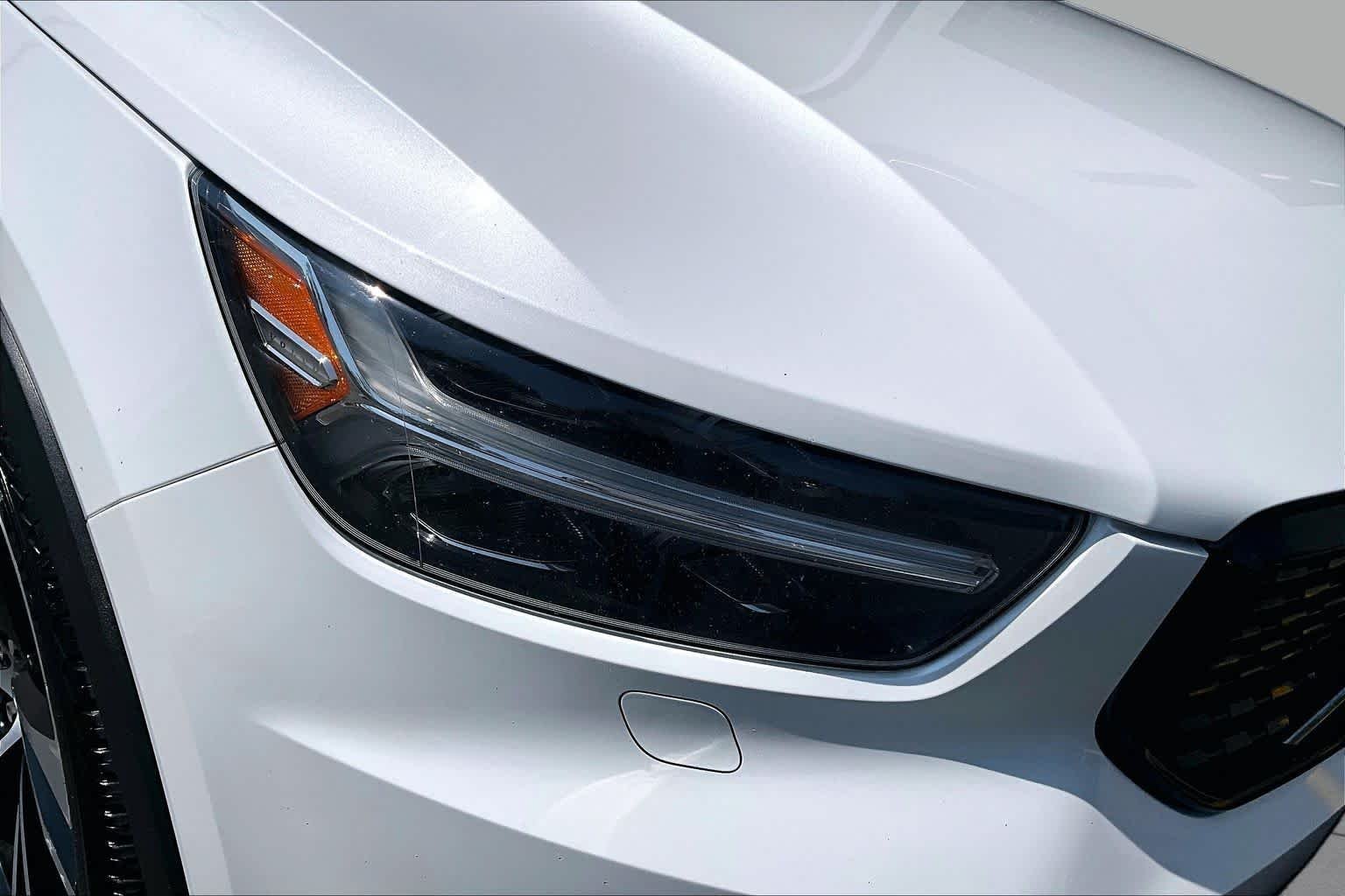 Used 2022 Crystal White Metallic Volvo R-Design image 27
