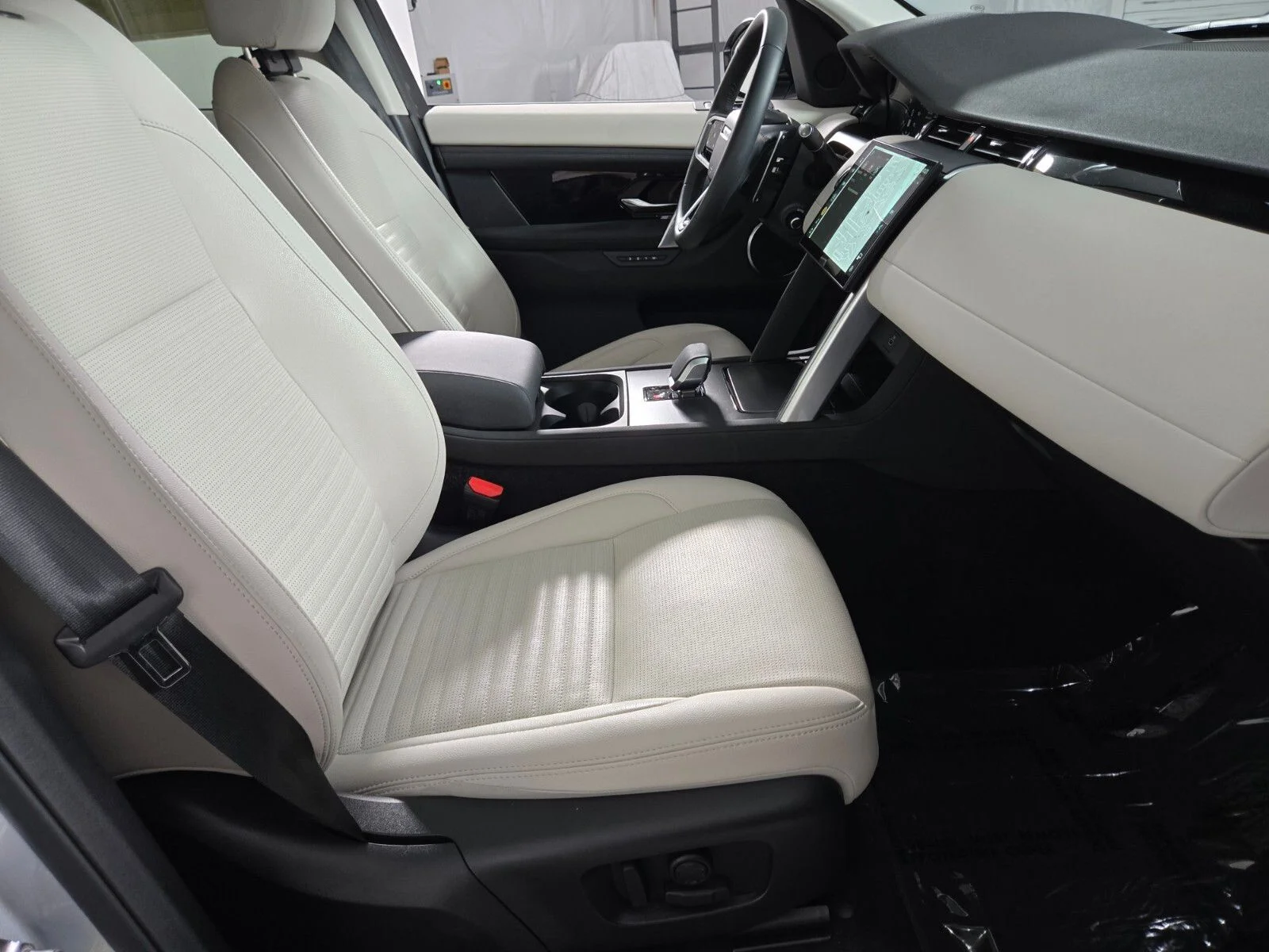 Used 2025 Hakuba Silver Metallic Land Rover S image 3