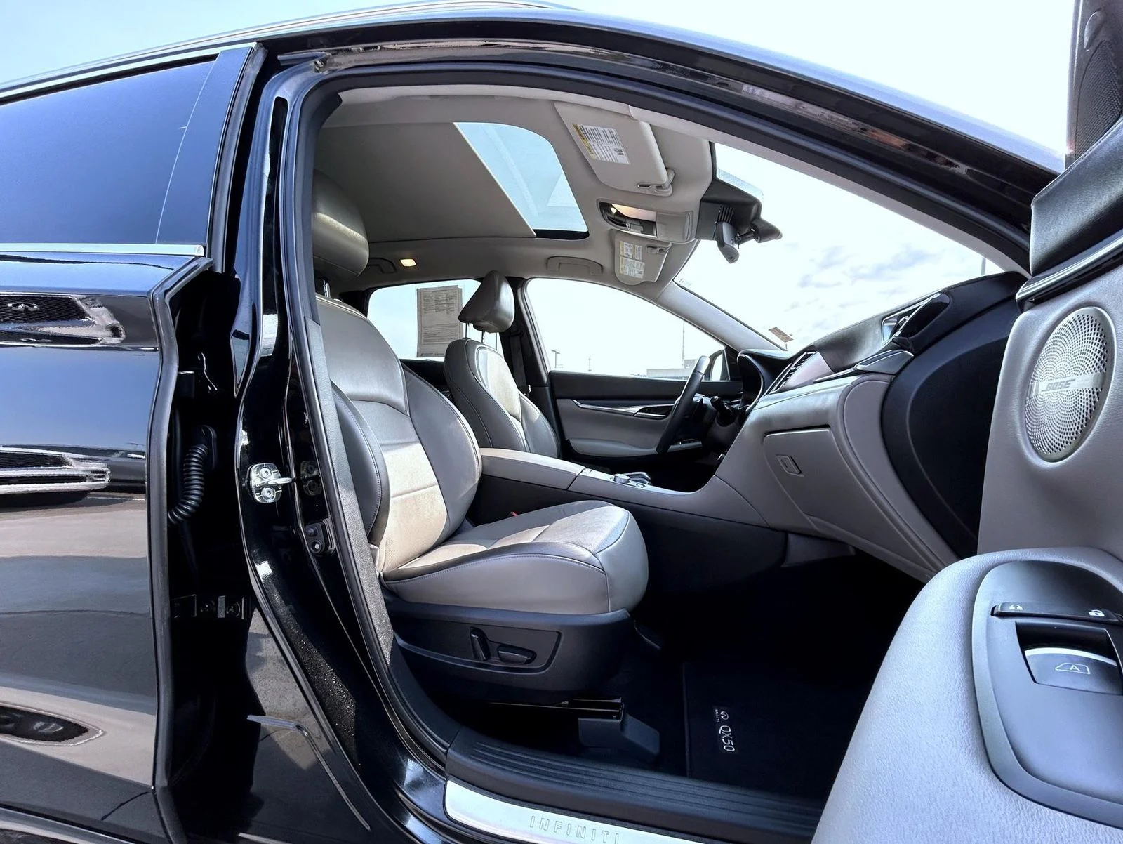 Certified Used 2025 Black INFINITI LUXE image 15
