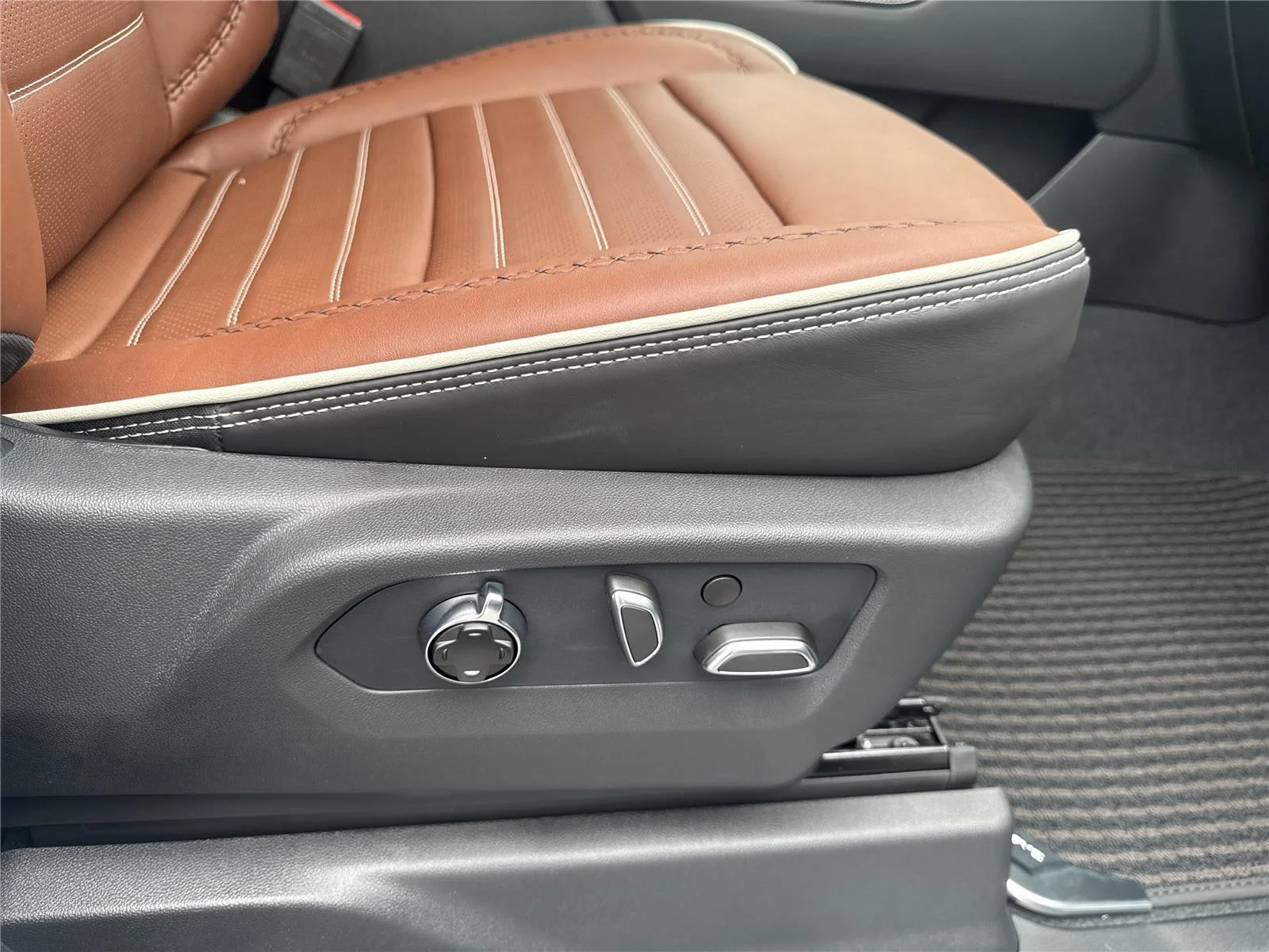 New 2026 Glacier White Tricoat GMC Denali Ultimate image 38