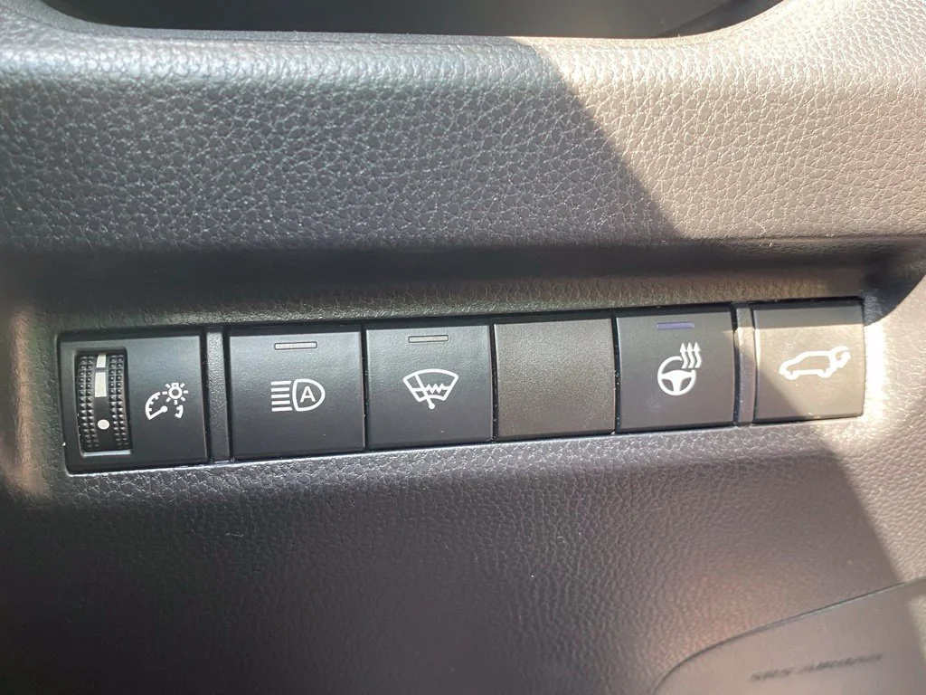Used 2020 Silver Toyota XLE Premium image 26