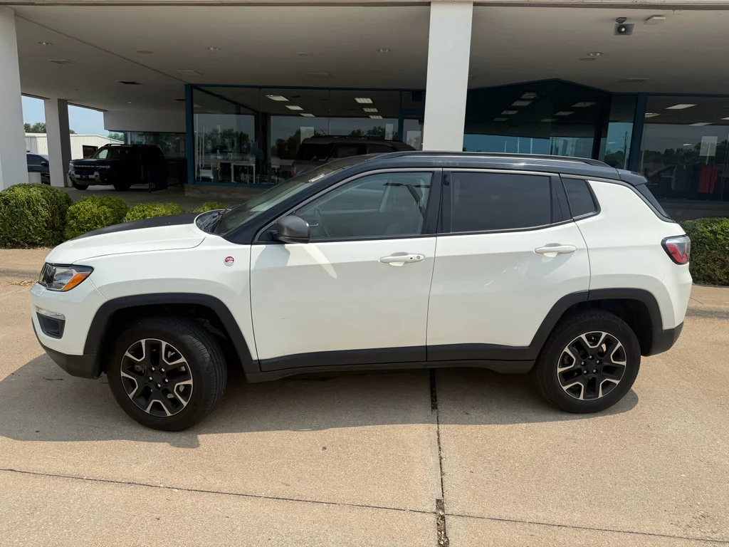 Used 2020 White Clearcoat Jeep Trailhawk image 12