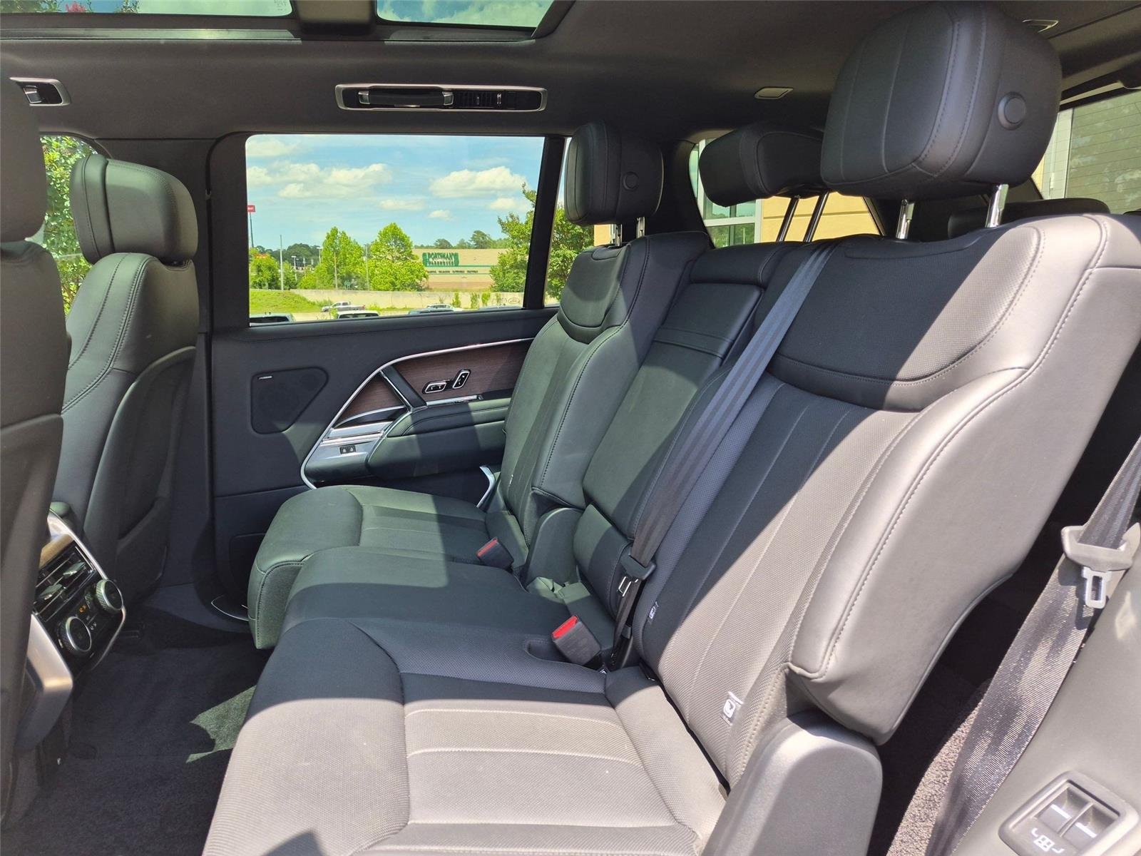 Used 2025 Fuji White Land Rover SE image 26